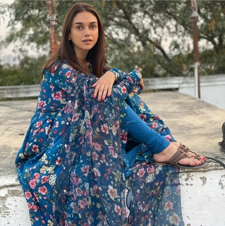 Aditi Rao Hydari feet photo thumbnail
