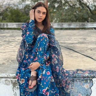 Aditi Rao Hydari feet photo thumbnail