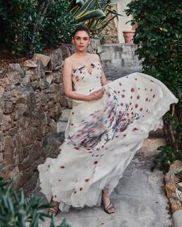 Aditi Rao Hydari feet photo thumbnail