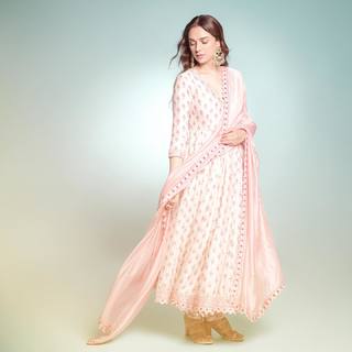 Aditi Rao Hydari feet photo thumbnail