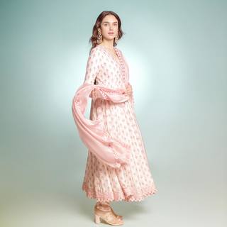 Aditi Rao Hydari feet photo thumbnail
