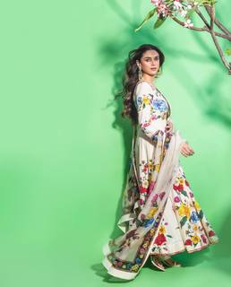 Aditi Rao Hydari feet photo thumbnail