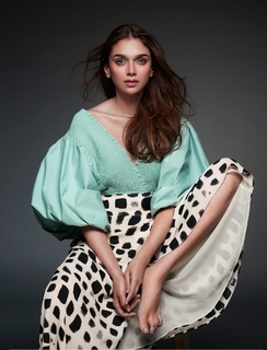 Aditi Rao Hydari feet photo thumbnail