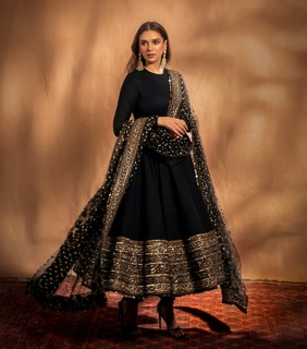 Aditi Rao Hydari feet photo thumbnail