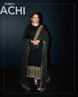 Aditi Rao Hydari feet photo thumbnail