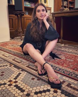 Aditi Rao Hydari feet photo thumbnail