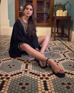 Aditi Rao Hydari feet photo thumbnail