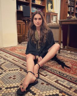 Aditi Rao Hydari feet photo thumbnail