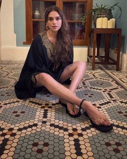 Aditi Rao Hydari feet photo thumbnail