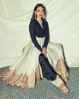 Aditi Rao Hydari feet photo 14