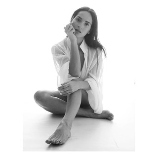 Adria Arjona feet photo thumbnail
