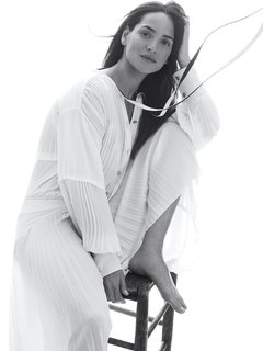 Adria Arjona feet photo thumbnail