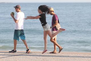 Adriana Birolli feet photo 4