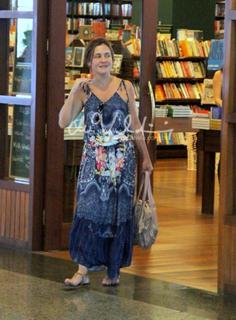 Adriana Esteves feet photo thumbnail