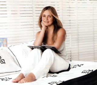 Adriana Esteves feet photo thumbnail