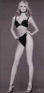 Adriana Karembeu feet photo thumbnail