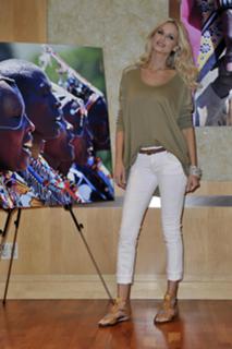 Adriana Karembeu feet photo thumbnail