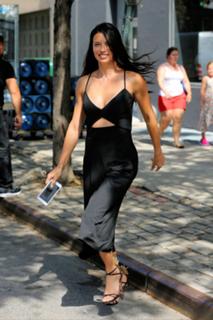 Adriana Lima feet photo thumbnail