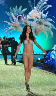 Adriana Lima feet photo thumbnail