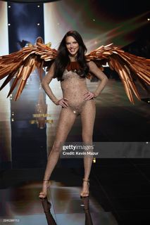 Adriana Lima feet photo thumbnail