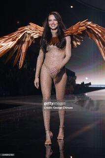 Adriana Lima feet photo thumbnail