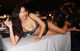 Adriana Lima feet photo thumbnail