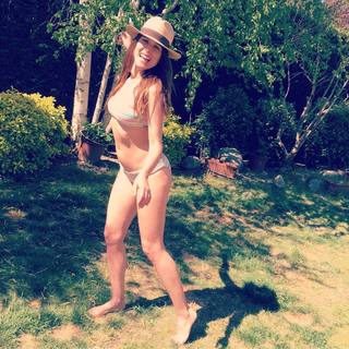 Adriana Ugarte feet photo thumbnail