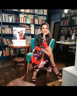 Adriana Ugarte feet photo thumbnail