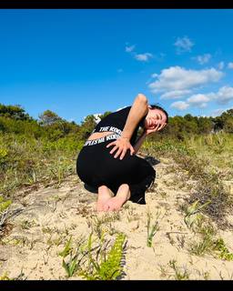 Adriana Ugarte feet photo thumbnail