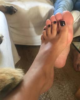 Adriana Ugarte feet photo thumbnail