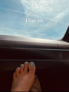 Adriana Ugarte feet photo thumbnail