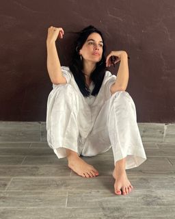 Adriana Ugarte feet photo thumbnail