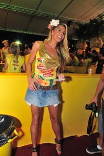 Adriane Galisteu feet photo thumbnail