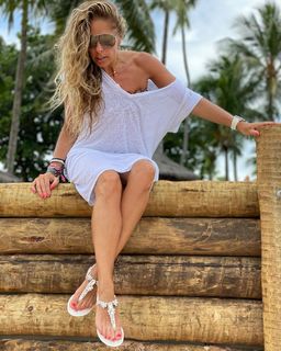 Adriane Galisteu feet photo thumbnail