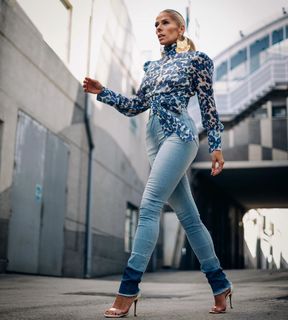 Adriane Galisteu feet photo thumbnail