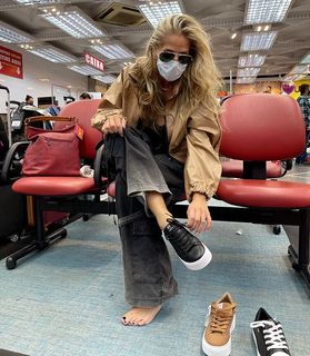 Adriane Galisteu feet photo thumbnail
