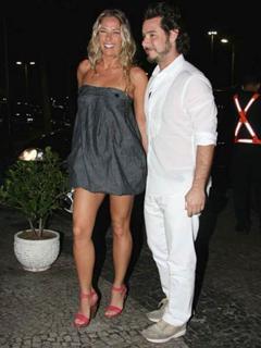 Adriane Galisteu feet photo thumbnail