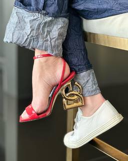 Adriane Galisteu feet photo thumbnail