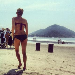 Adriane Galisteu feet photo thumbnail