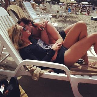 Adriane Galisteu feet photo thumbnail