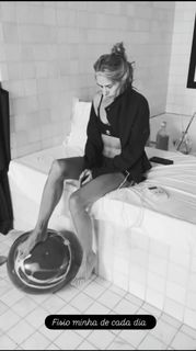 Adriane Galisteu feet photo thumbnail