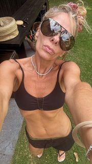 Adriane Galisteu feet photo thumbnail