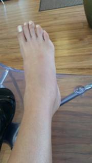 Adrianne Curry feet photo thumbnail