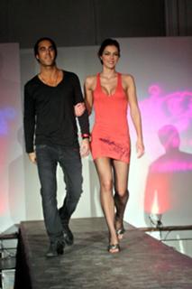 Adrianne Curry feet photo thumbnail