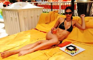 Adrianne Curry feet photo thumbnail
