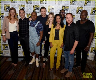 Adrianne Palicki feet photo thumbnail