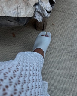 Adrienne Houghton feet photo thumbnail