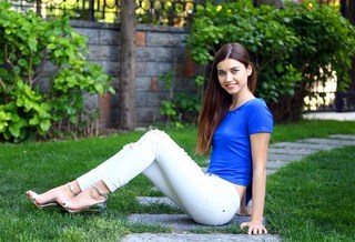 Afra Saraçoglu feet photo thumbnail