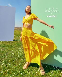 Afra Saraçoglu feet photo thumbnail