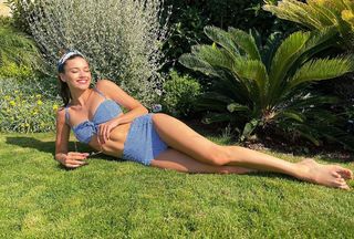 Afra Saraçoglu feet photo thumbnail